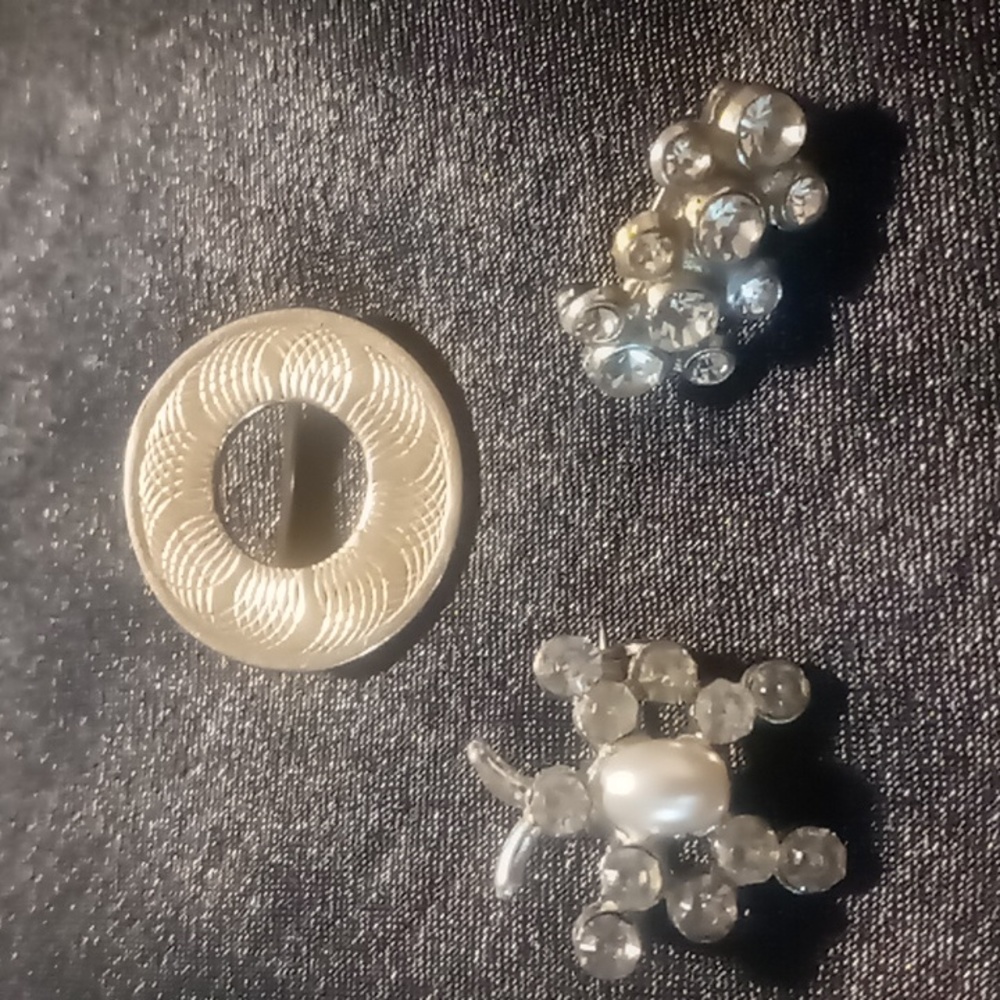 Vintage small broaches / lapel pins / hat pins.